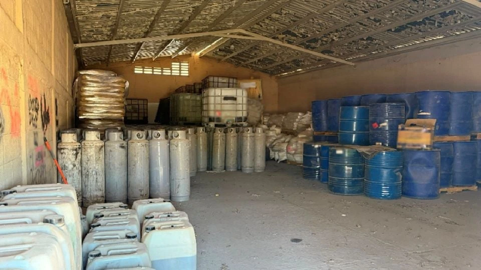 Decomisan más de 24 mil litros de metanfetamina líquida en bodega de Sinaloa