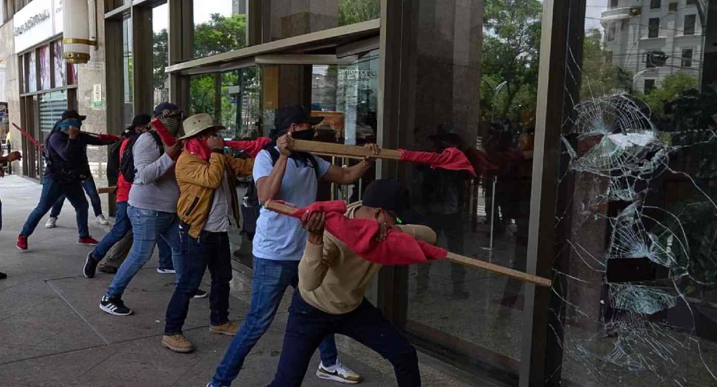 La policía de Brugada permitió a la CNTE hacer destrozos