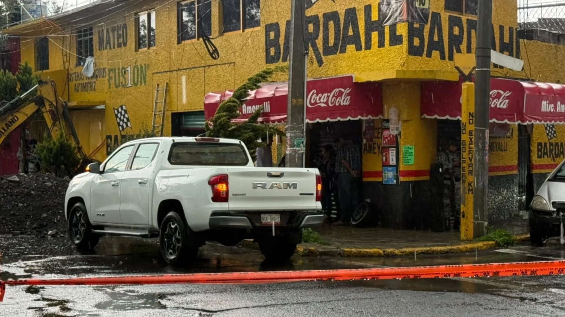 Hallan toma de huachicol de turbosina en inmueble de la GAM; aseguran 45 bidones con combustible