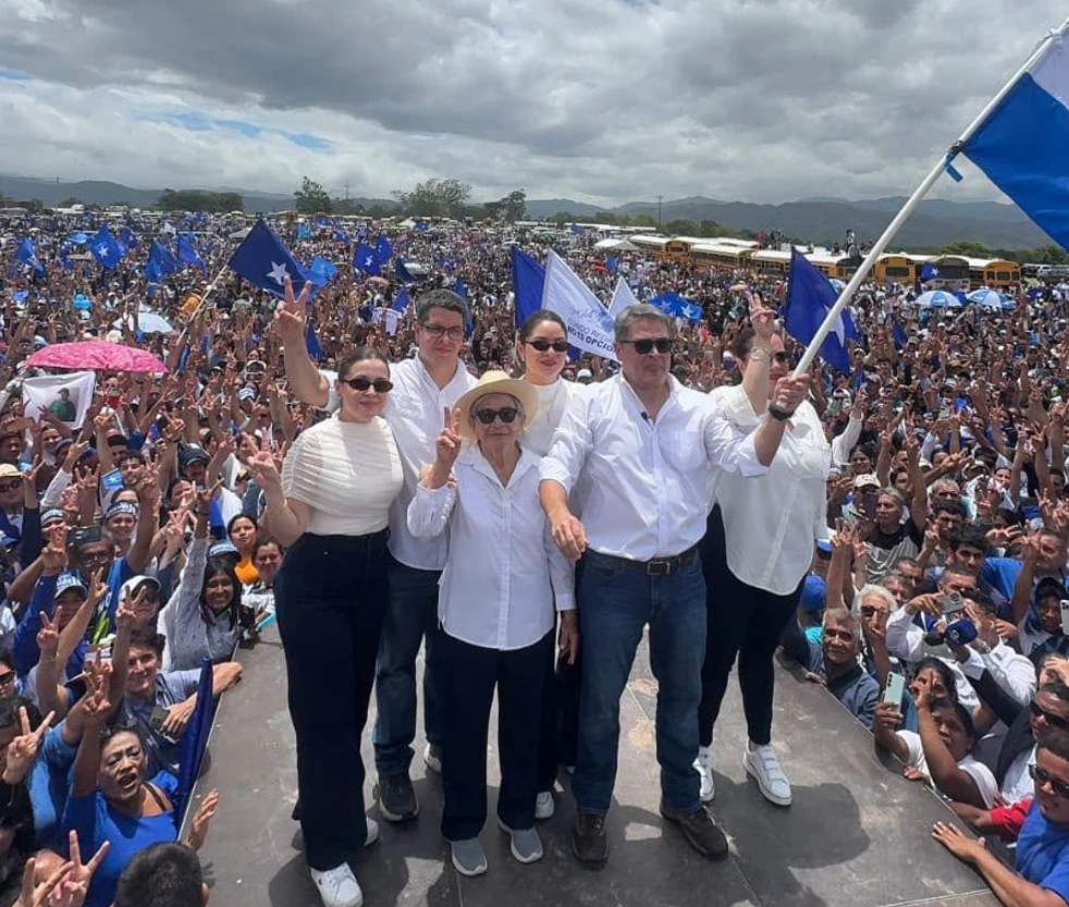 Con la venia de Trump, expresidente Juan Orlando Hernández regresa triunfal a Honduras