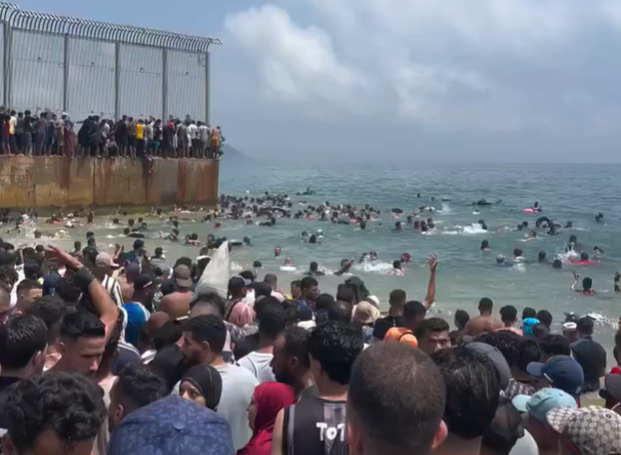 Miles de inmigrantes irrumpen en Ceuta desde Marruecos; autoridades recuperan 17 cuerpos