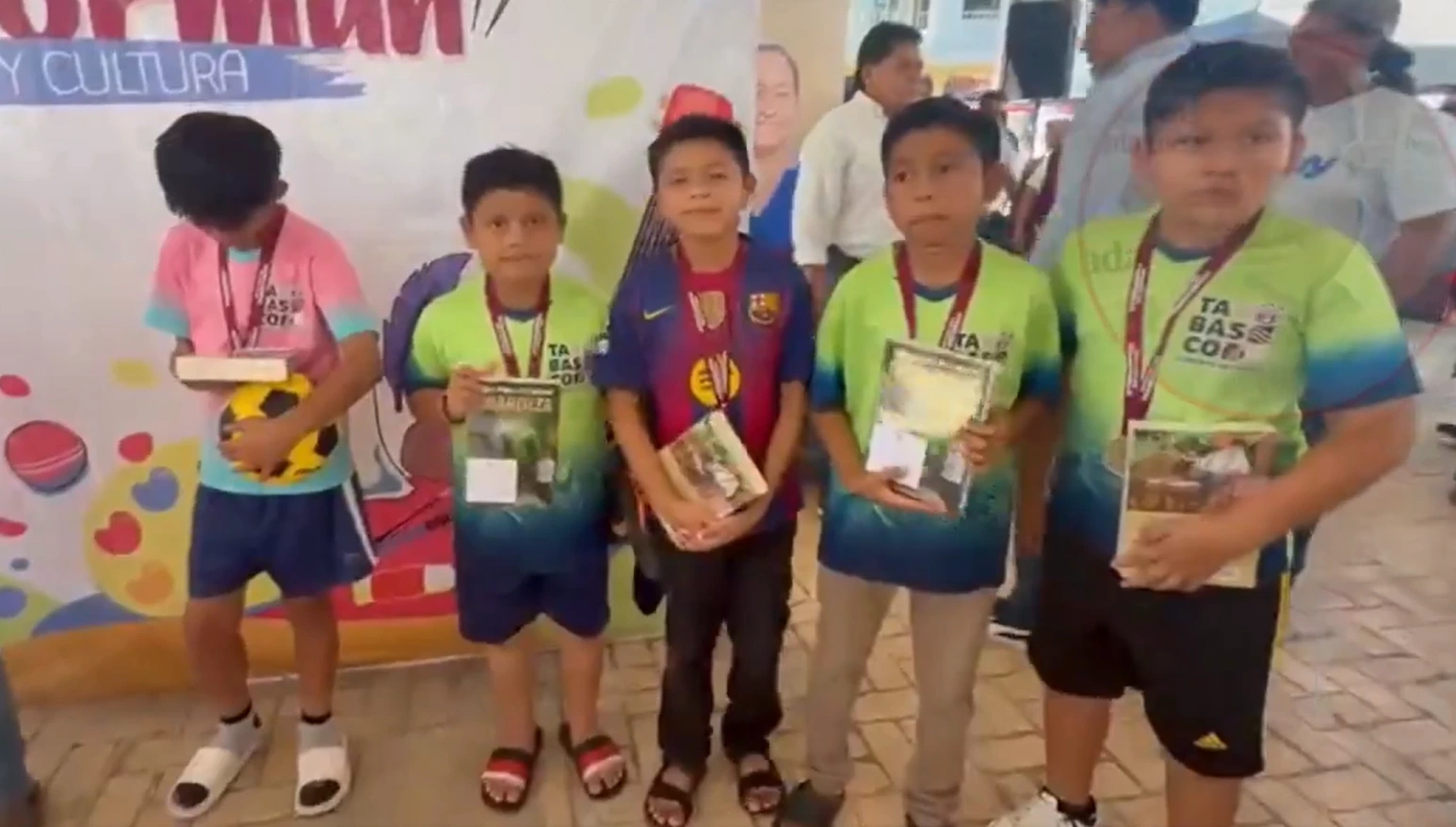 Niños futbolistas de Tabasco son premiados con libro de AMLO luego de obtener el campeonato