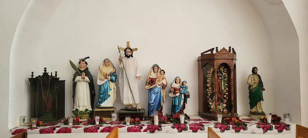 Aldo Nadezh/ Sin título (Figuras de adoración en la iglesia de Tikambaj, San Mateo del Mar, Oaxaca) / 2025