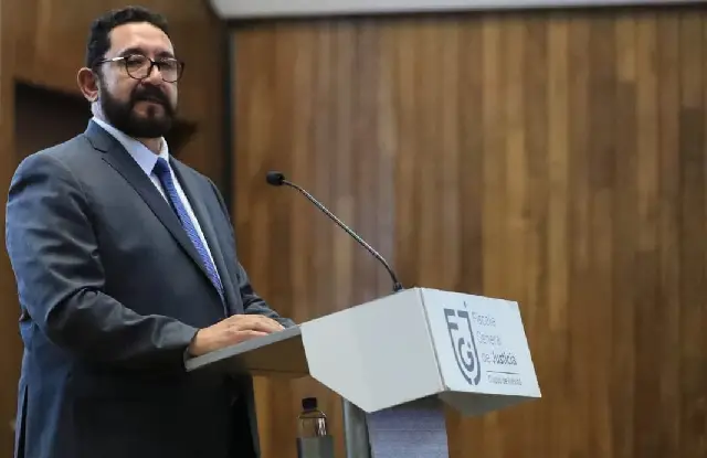 Renuncia a la FGR Ulises Lara, hombre clave de Ernestina Godoy