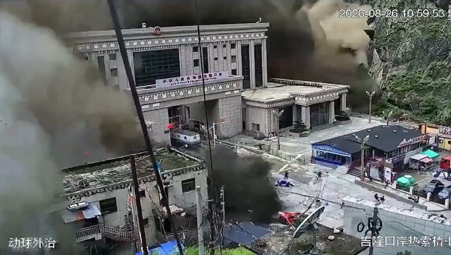 Inundación repentina en Nepal arrasa edificios y sepulta aldeas; deja 160 muertos y cientos de desaparecidos