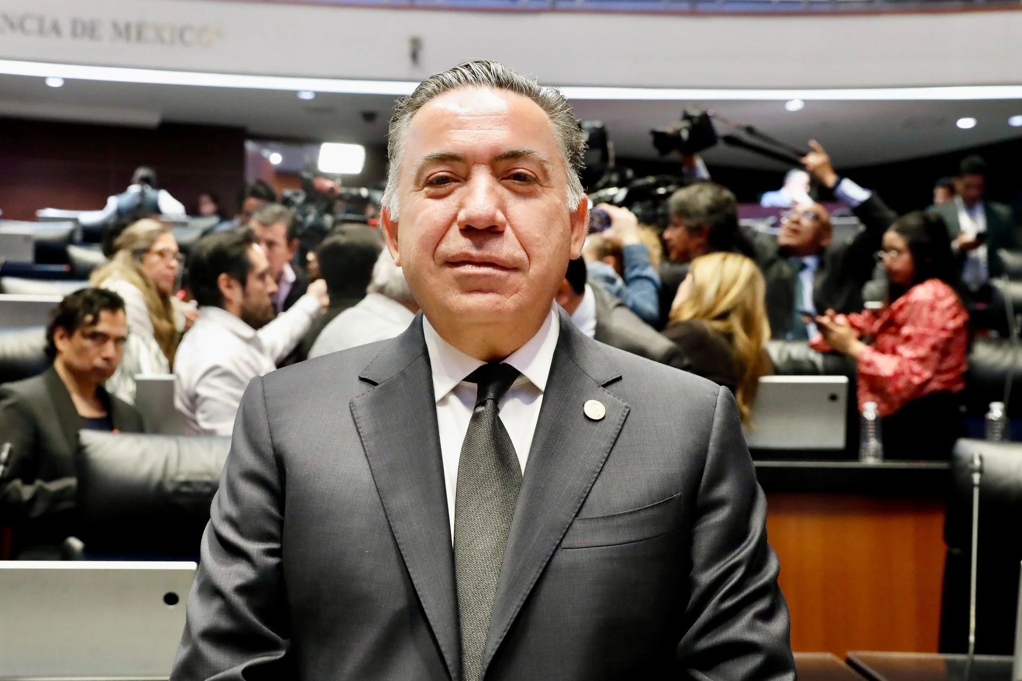 Inzunza deja la bancada de Morena; ahora será senador independiente