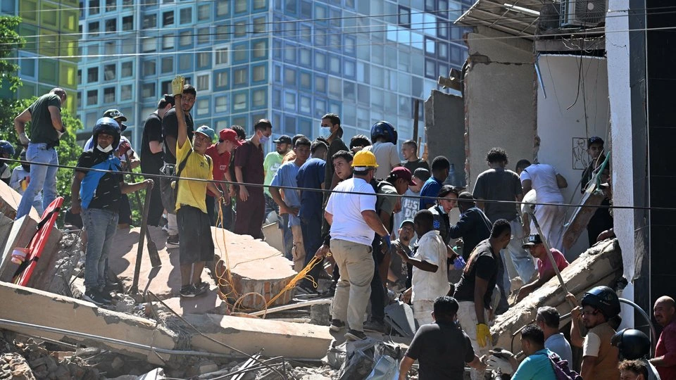 Terremoto de 7.4 sacude Colombia y deja más de 100 muertos; declaran “desastre nacional”