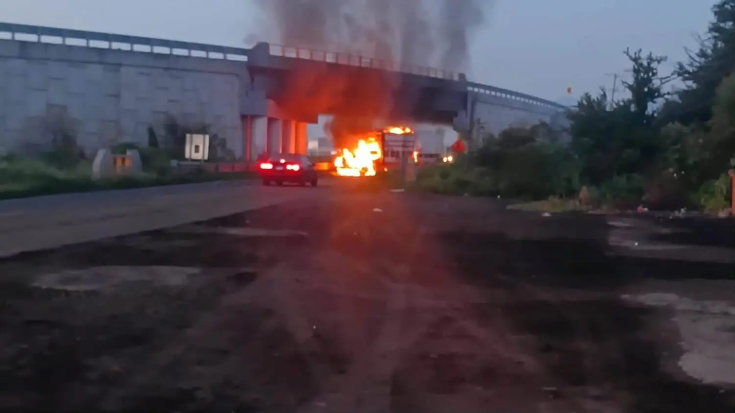 Operativo contra el CJNG desata narcobloqueos en Michoacán; detienen a familiares de "Tío Lako", jefe regional