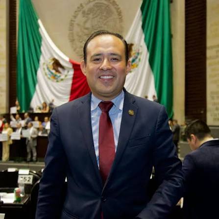 Al grito de “¡desafuero, desafuero, desafuero!”, Morena elige a Eduardo Castillo como presidente de la Sección Instructora