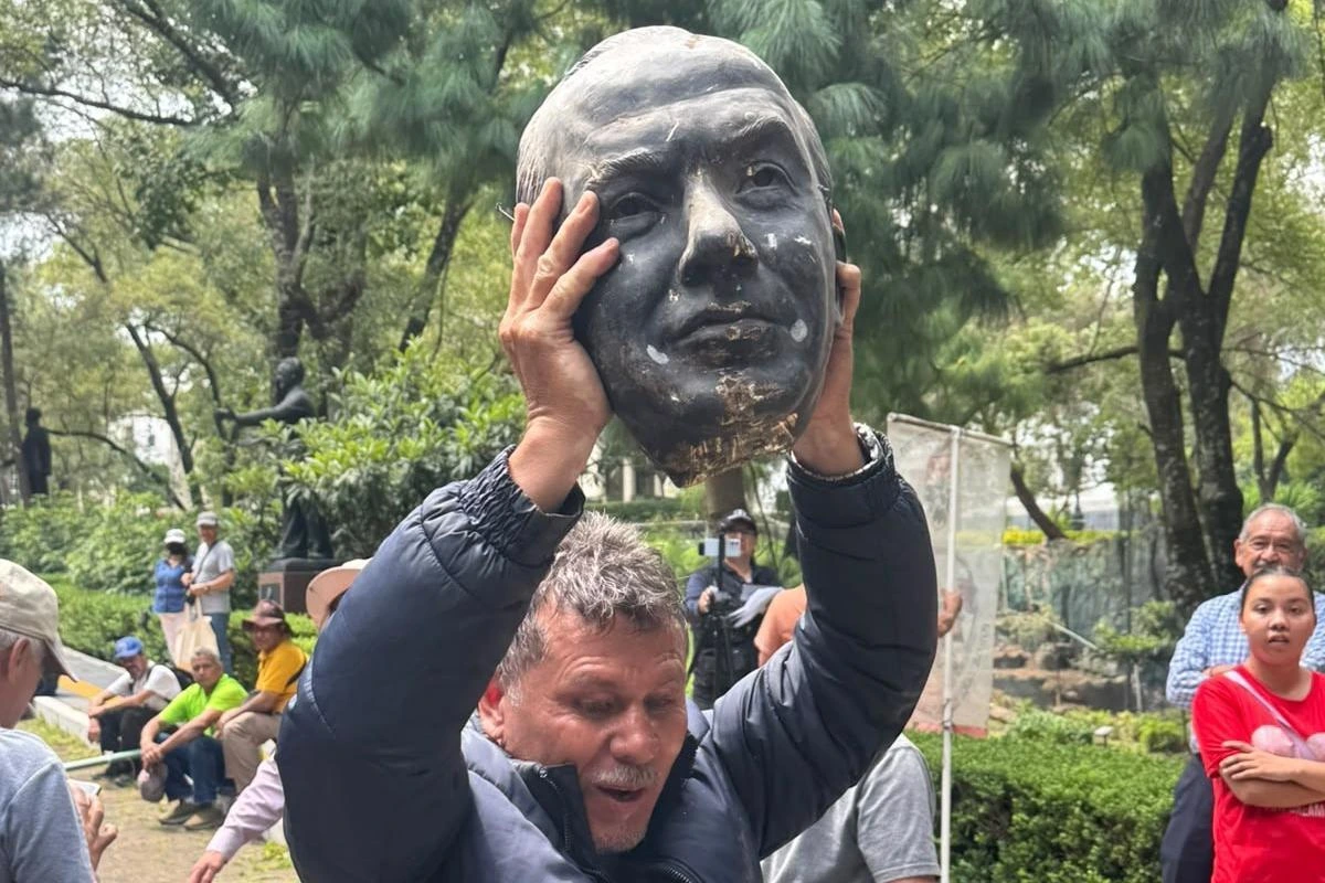 Extrabajadores de Luz y Fuerza entran a Los Pinos y decapitan estatua de Felipe Calderón