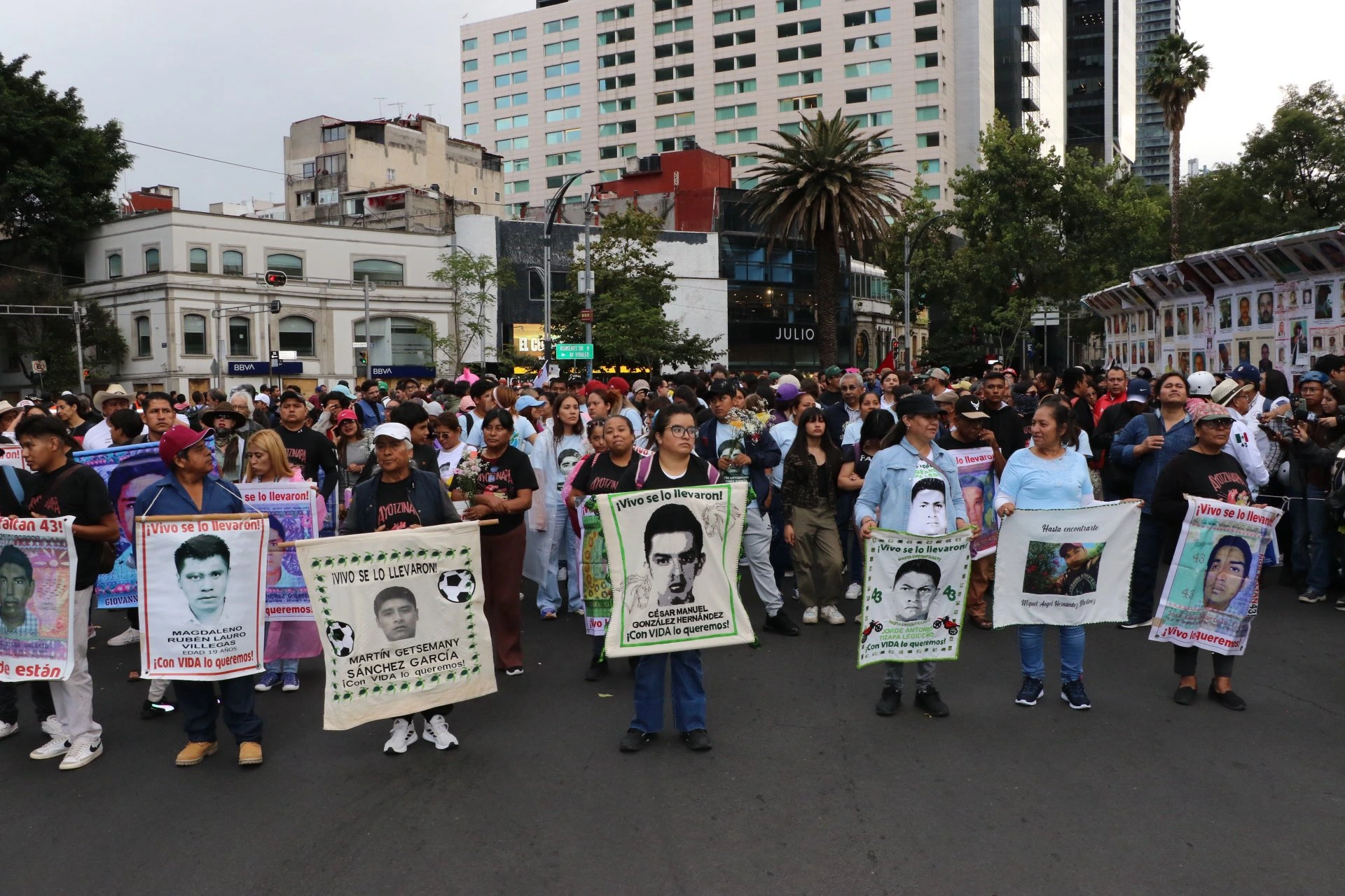 En la marcha por los 12 años de la desaparición de los estudiantes de Ayotzinapa, “bloque negro” realiza destrozos y agrede a policías