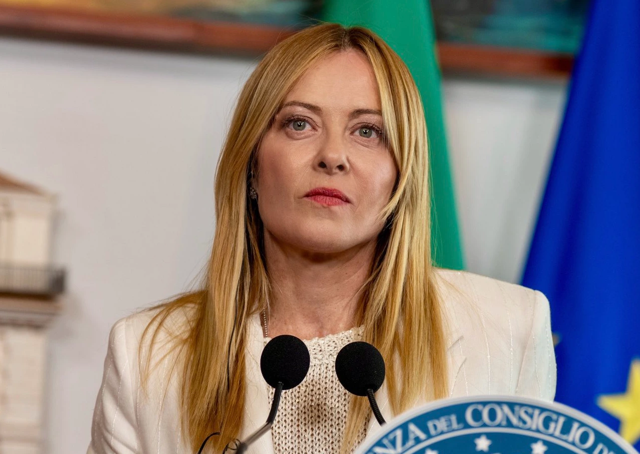 Meloni alista límites a estudiantes extranjeros y veto a burkas en escuelas
