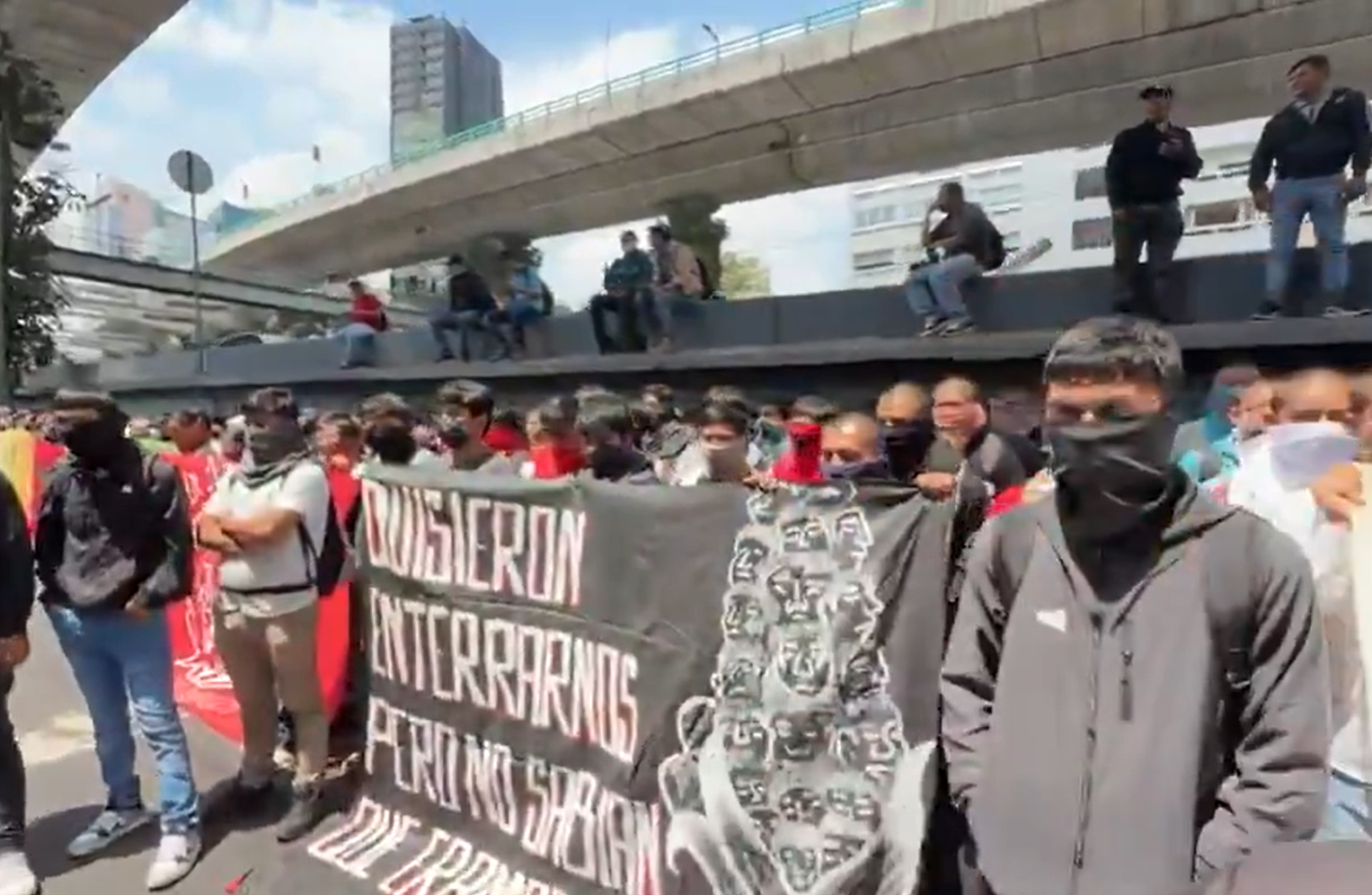 Padres de los 43 normalistas de Ayotzinapa protestan en la CNDH; acusan incumplimiento de acuerdos