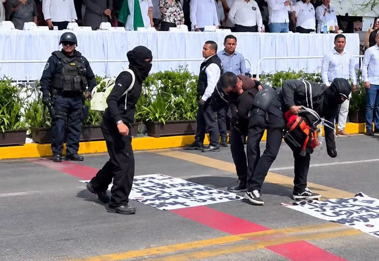 Estudiantes irrumpen en desfile de Morelos y exigen freno a la violencia en la UAEM