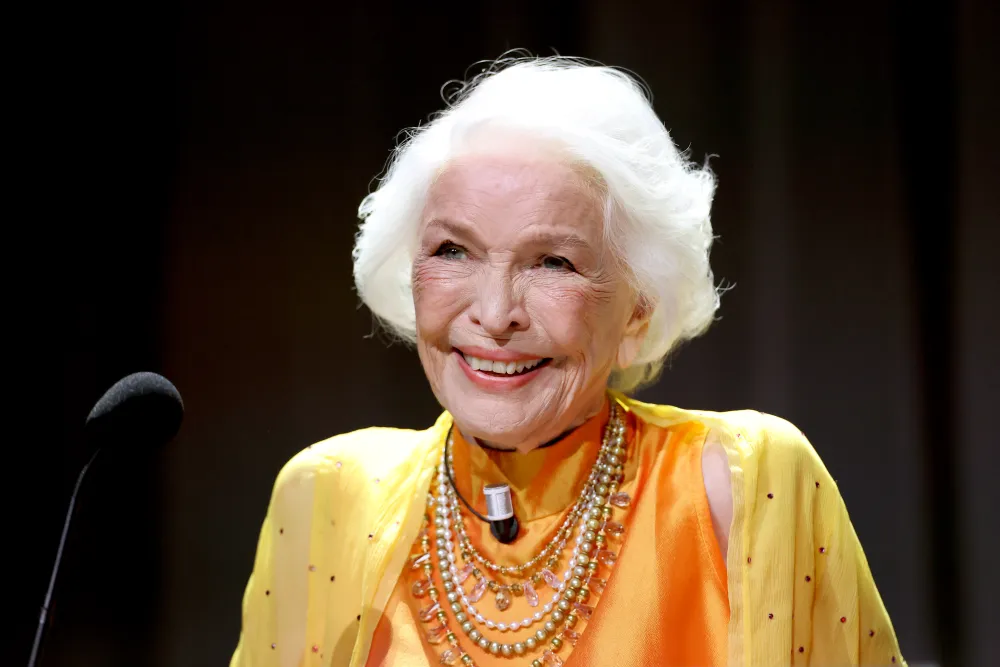 Ellen Burstyn llora al recibir el León de Oro a la trayectoria