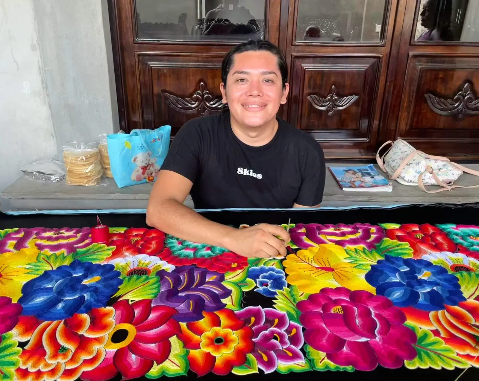 Balean casa de Elvis Guerra, diseñador muxe que vistió a Sheinbaum para el Grito; denuncia amenazas de muerte
