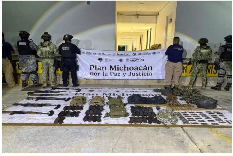 En operativo en Buenavista, Michoacán, aseguran armas de alto poder y explosivos