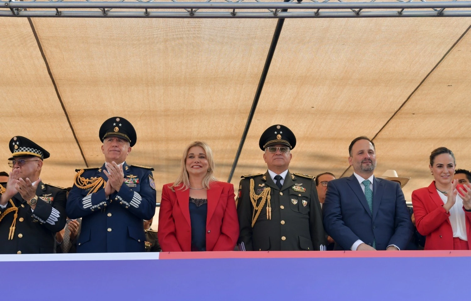 Encabeza Maru Campos desfile por el 216 Aniversario de la Independencia de México