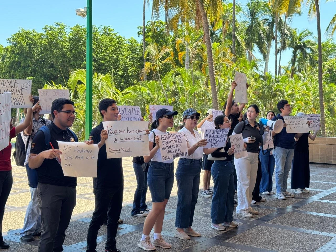 Tras asesinato de estudiante, UAS modifica horarios; alumnos protestan por seguridad