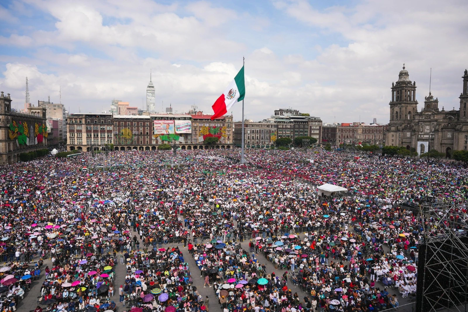 Sheinbaum festeja en el Zócalo la destrucción de "casi todas" las "traidoras reformas neoliberales"