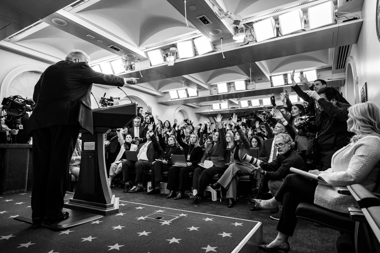Fox News, ABC, CBS y NBC suspenden cobertura de Trump tras veto; medios afectados presentan demanda