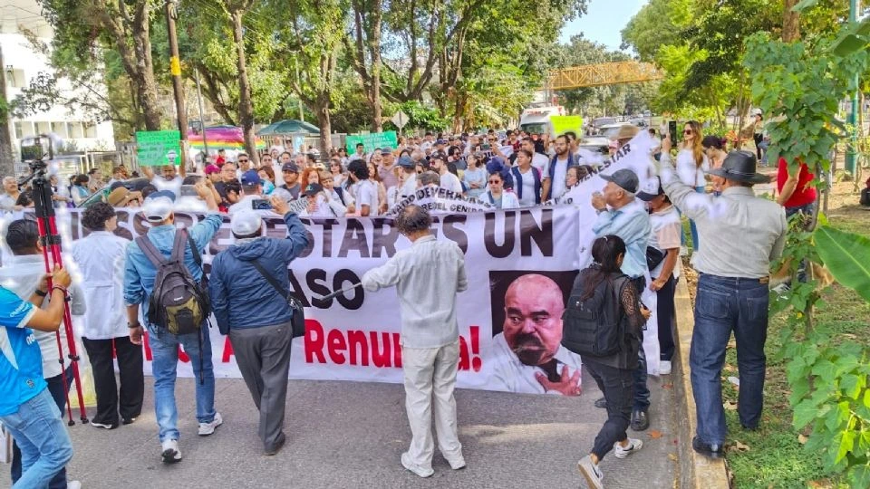 Protestan en Xalapa por desabasto de medicamentos e insumos; exigen renuncia de coordinador del IMSS-Bienestar