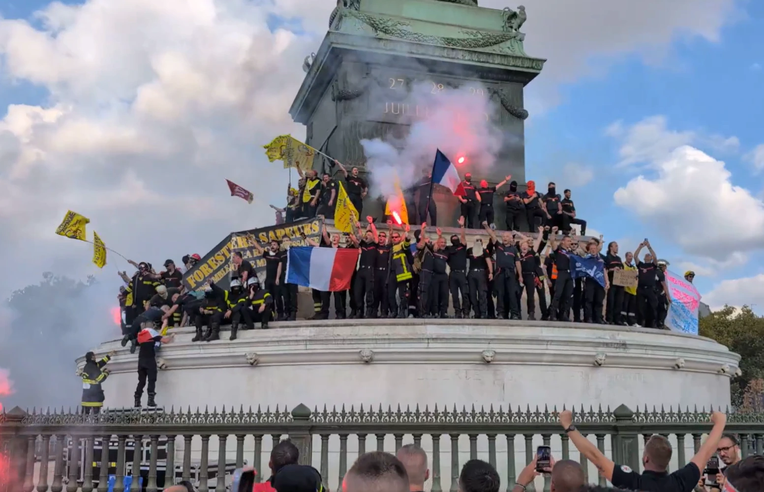 Estudiantes paralizan más de 400 institutos en Francia y alistan nueva movilización