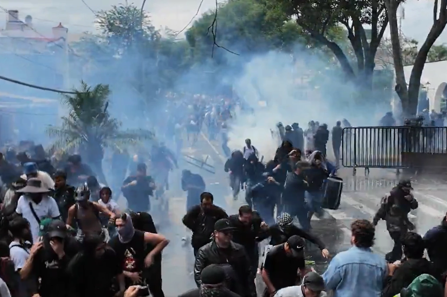 Protesta por agua contaminada en Guadalajara termina en enfrentamientos con policías