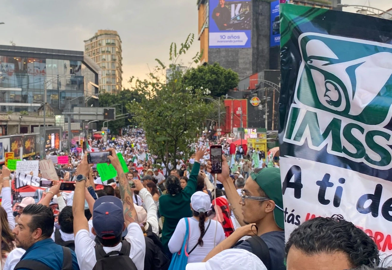 Marcha del IMSS reúne a 25 mil personas para exhibir la crisis del sistema de salud; reportan saldo blanco