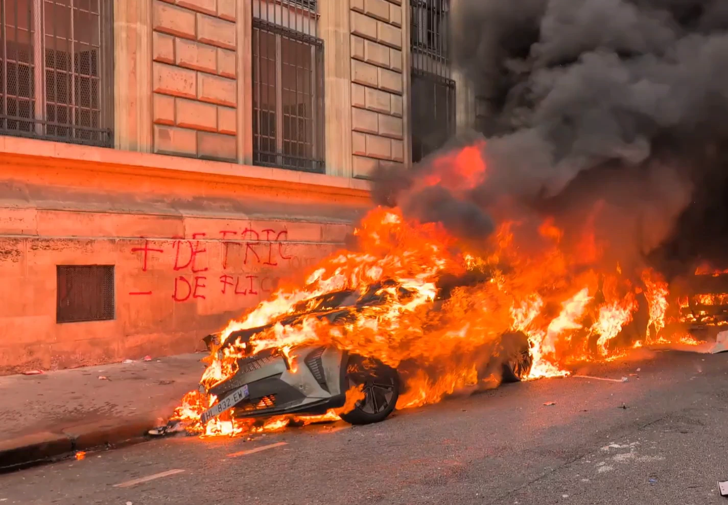 Francia estalla en protestas y saqueos; Macron acusa a grupos radicales de buscar el caos