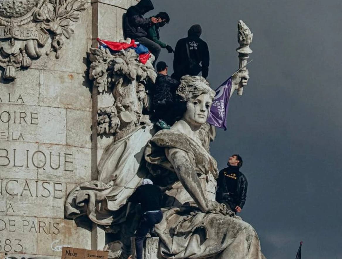 Francia impone toque de queda en zonas de París tras saqueos y enfrentamientos con la policía