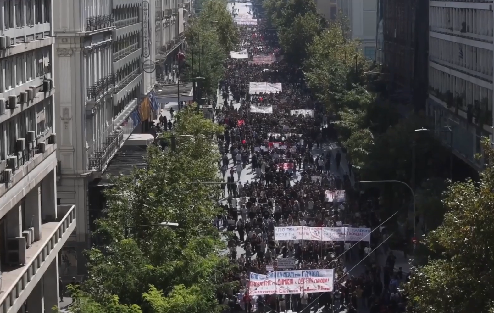 Miles de estudiantes, docentes y funcionarios protestan en Grecia por la crisis educativa y el costo de vida