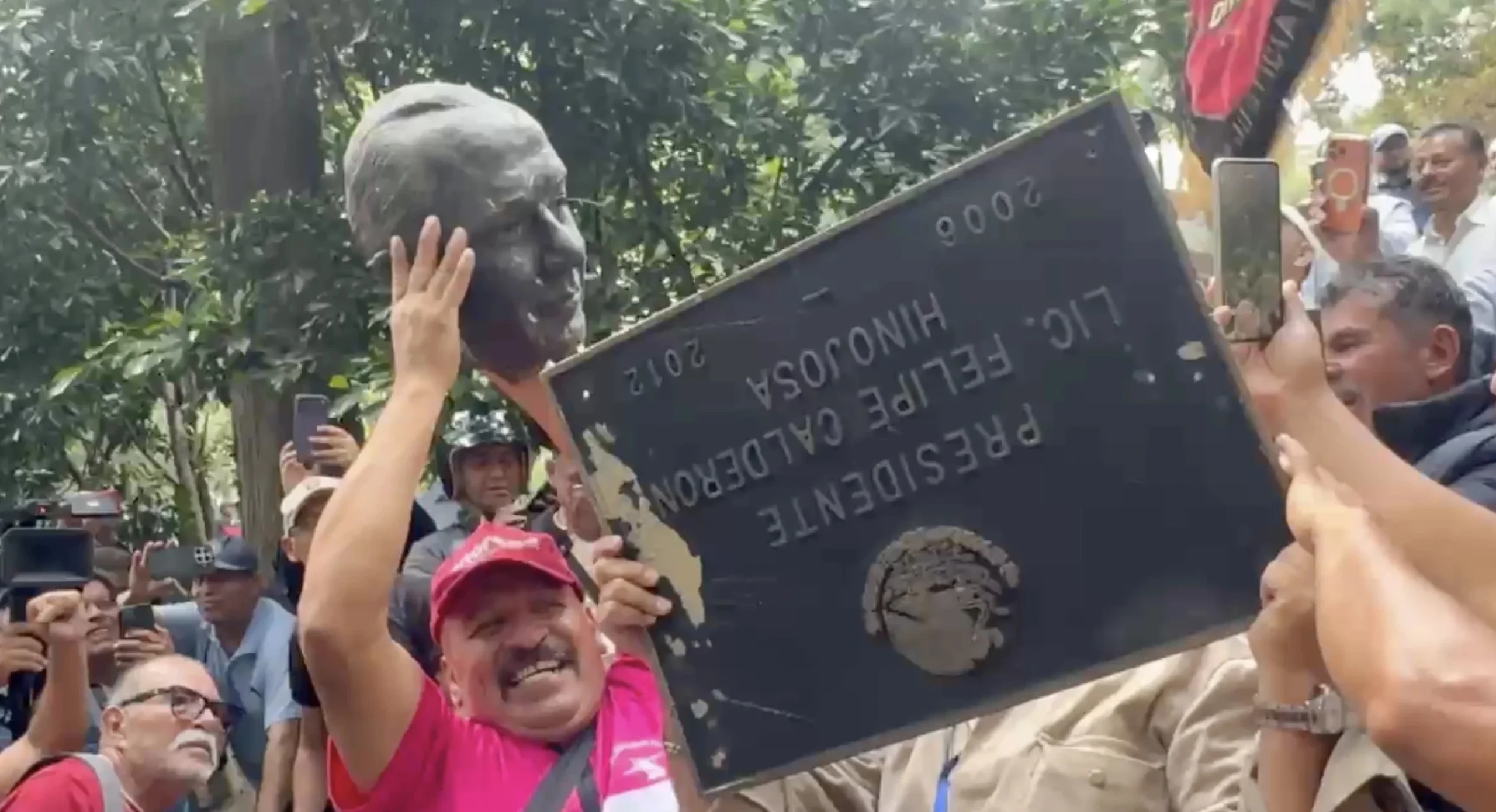 Sheinbaum condena destrucción de estatua de Calderón, pero justifica enojo del SME 
