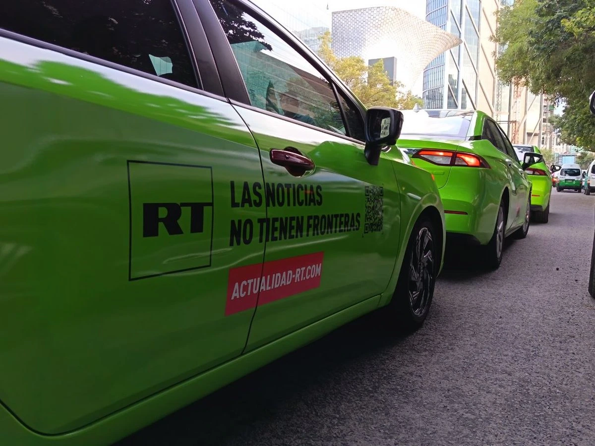 Rusia Today presume que "toma las calles de CDMX", y regresan sus anuncios en el transporte público