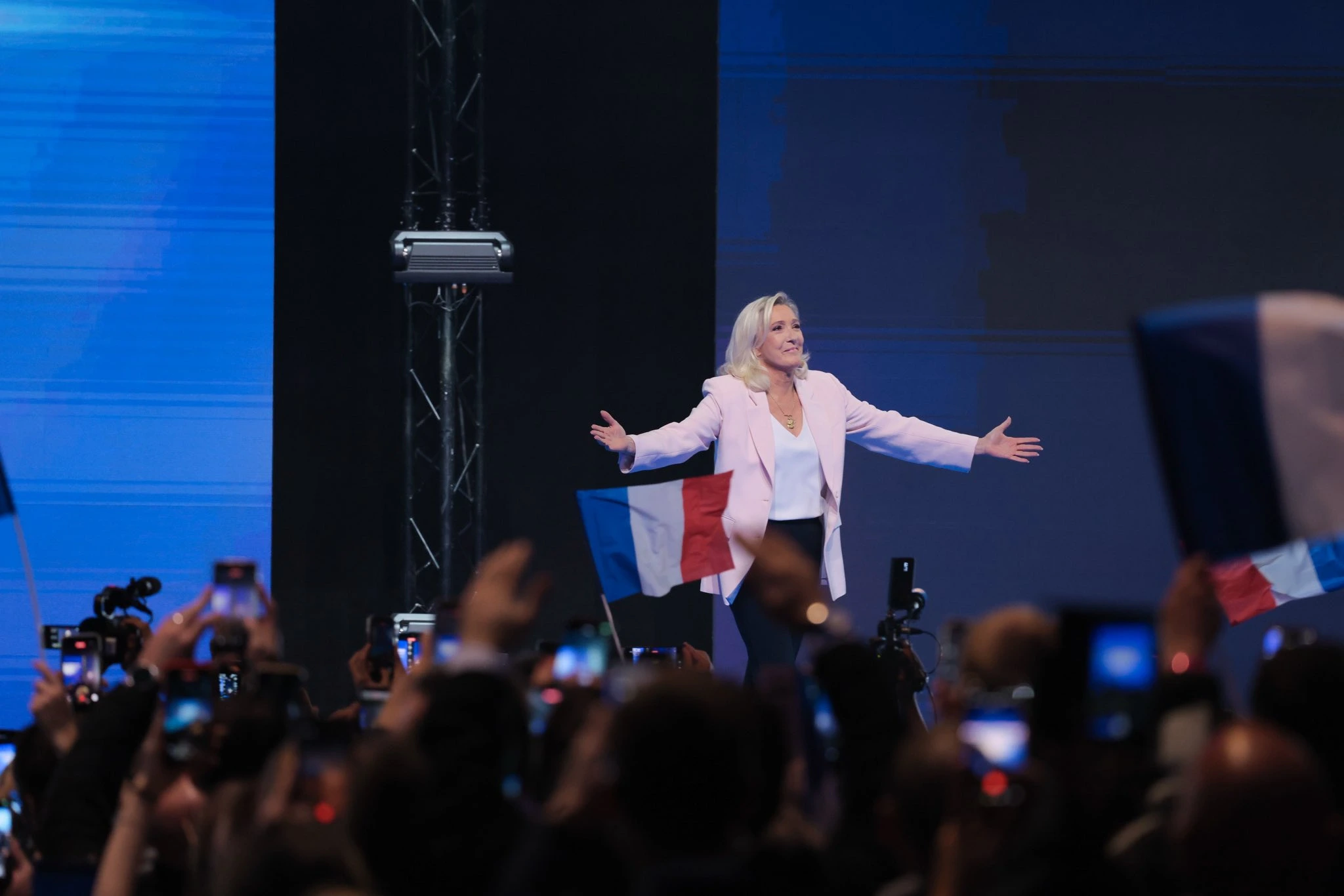 Le Pen arremete contra la “mexicanización” de Francia y promete tratar a los cárteles como terroristas