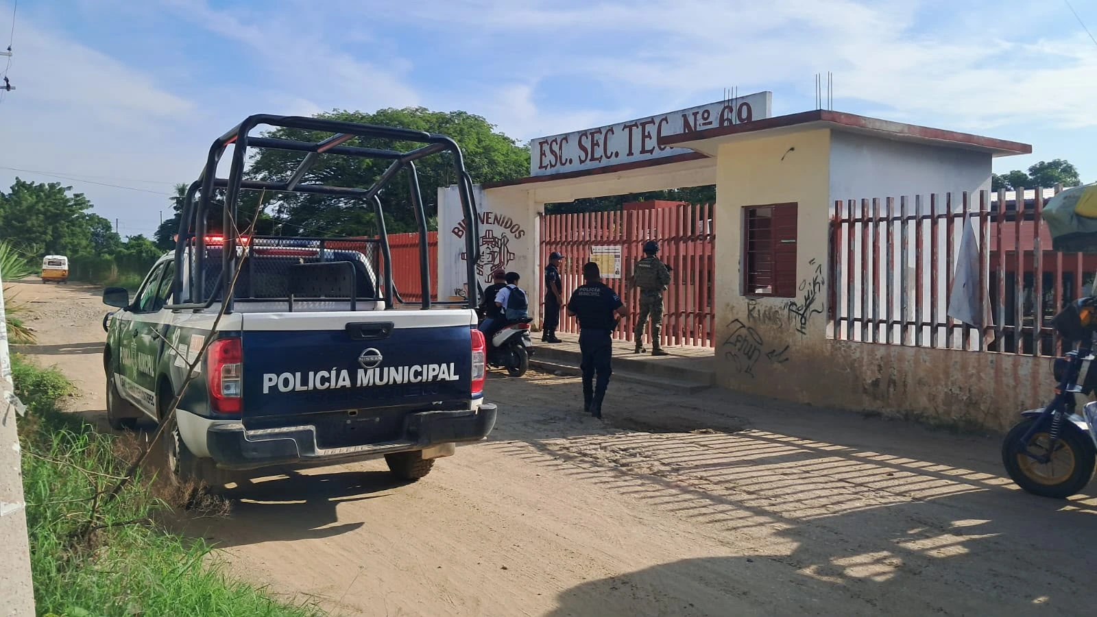 Hombres armados irrumpen en secundaria de Oaxaca y asesinan a balazos a maestro