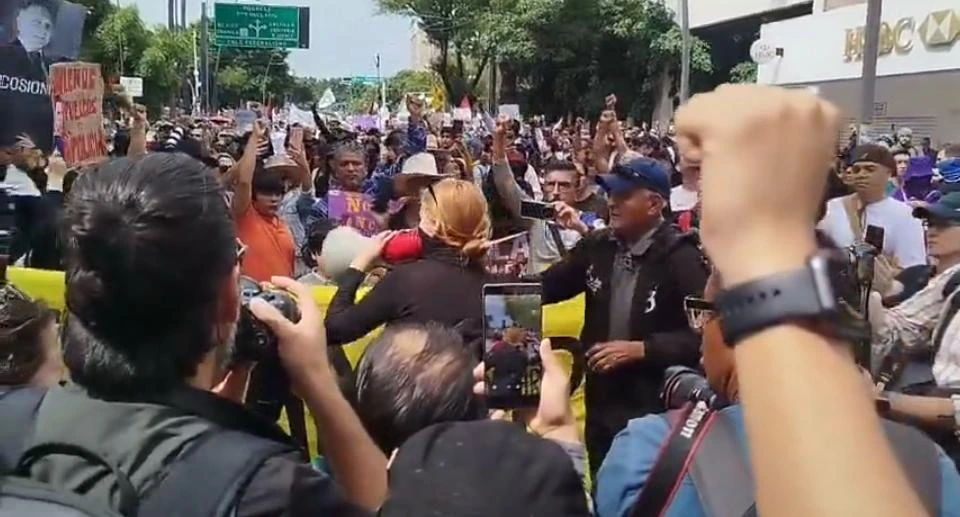 Expulsan a encapuchados de marcha para protestar contra el agua contaminada en Guadalajara 
