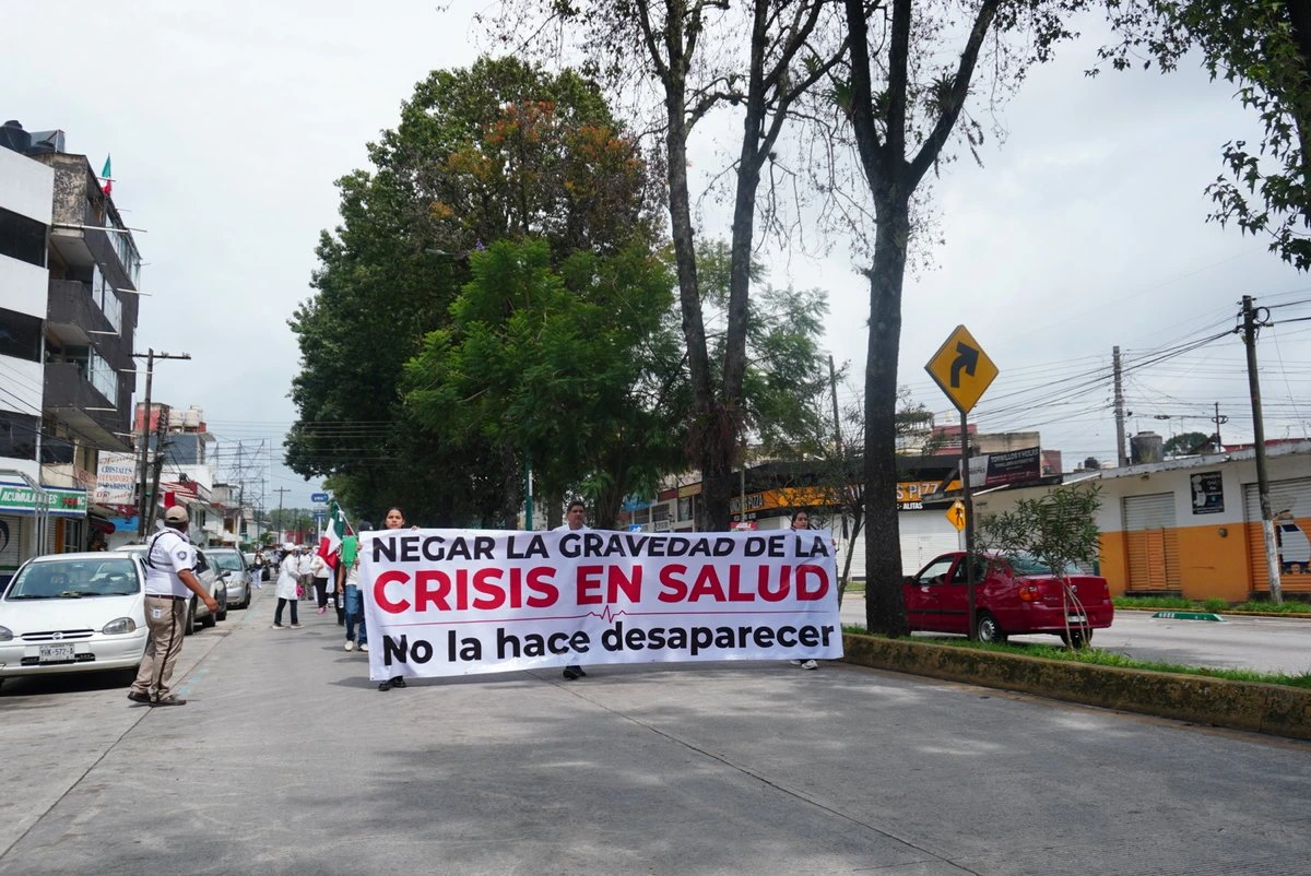 Protestas de jubilados y trabajadores de salud eclipsan gira de Sheinbaum por Veracruz 
